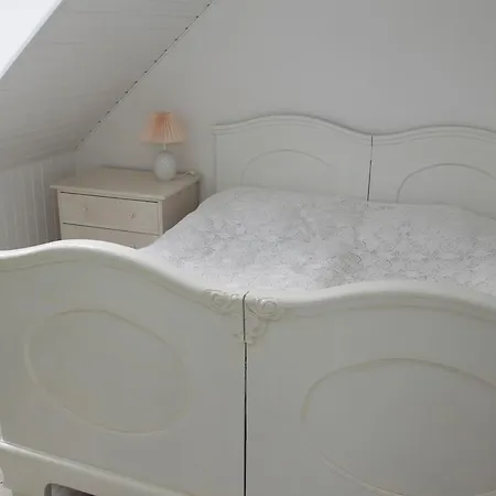Apartment 4 *